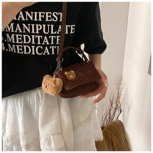 Vue détaillée du sac à bandoulière marron en laine d'agneau avec broderie de tête d'ours
