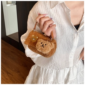 Détail du mini sac en laine d'agneau marron avec broderie ours et breloque en peluche