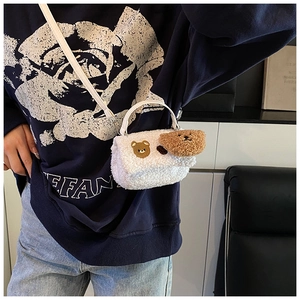 Détail du mini sac bandoulière en sherpa blanc avec décoration d'ours en peluche doux