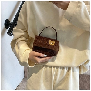 Détail du mini sac à main marron en peluche avec broderie d'ourson mignon