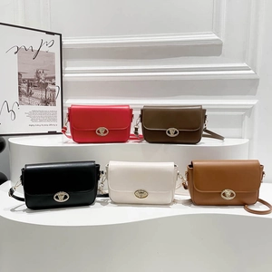 Sacs à bandoulière minimalistes en cuir avec boucles dorées en cinq couleurs sur un présentoir