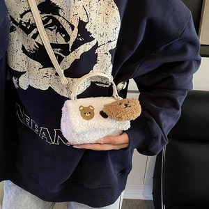 Petit sac carré en laine d'agneau blanche avec broderie ours et charm peluche