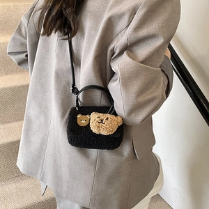 Sac bandoulière chic en laine d'agneau noire avec pendentifs ours et sangle en cuir