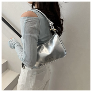 Sac hobo argenté métallisé avec bandoulière nouée porté par un mannequin de dos