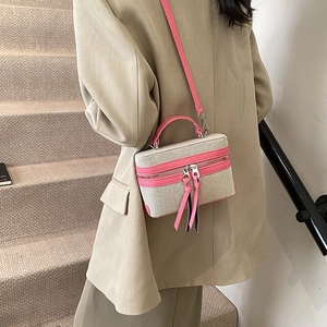 Sac boîte en toile contrastée avec bordure en cuir rose et doubles pompons à glissière