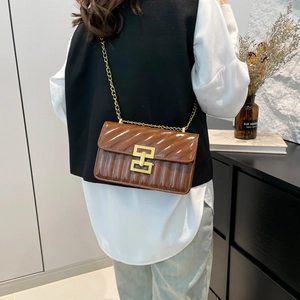Braune Vintage-Umhängetasche aus Kunstleder mit Goldkette und V-Steppmuster für Damen