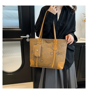 Détail du sac cabas en cuir PU marron avec imprimés de lettres vintage et mini pochette