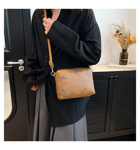 Détail du grand sac cabas vintage marron avec motif lettré et boucle dorée chic