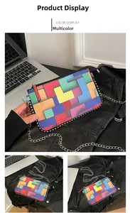 Détail du sac enveloppe géométrique multicolore avec rivets argentés et chaîne en métal