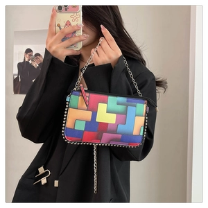 Spiegelselfie einer Umhängetasche mit buntem geometrischem Patchwork und Silbernieten