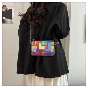 Vue détaillée du sac bandoulière à motifs géométriques colorés avec chaîne sur modèle