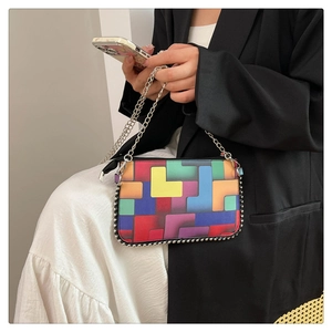 Détail des rivets argentés et motif géométrique coloré sur le sac à bandoulière stylé