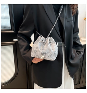 Détail du sac seau jacquard gris argenté avec perles et bandoulière chaîne