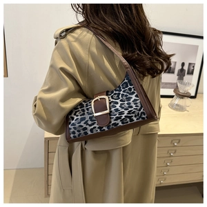 Détail du sac sous l'aisselle à imprimé léopard avec bordure en cuir marron