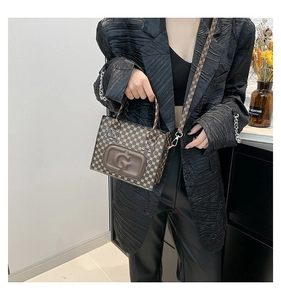 Detail of checkered tote bag with embossed G logo and detachable canvas shoulder strap