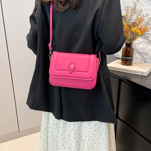 Rechteckige Umhängetasche in Hot Pink aus PU-Leder mit markantem Adlerkopf-Emblem