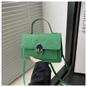Détail du sac carré en tweed vert citron avec fermoir anneau métallique argenté
