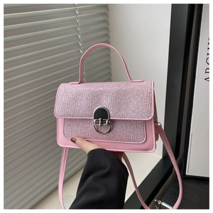 Détail du tissu à paillettes roses et du fermoir métallique de ce petit sac à bandoulière
