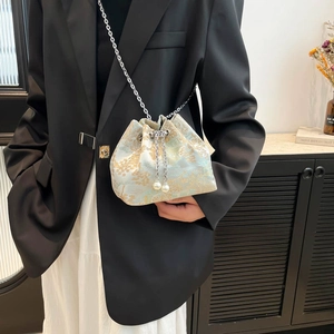 Sac seau élégant avec broderie florale, cordon à perles et bandoulière en argent
