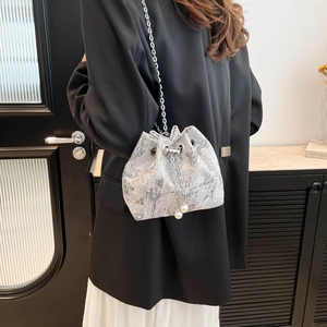 Sac seau en jacquard gris argenté avec motifs floraux chinois et détails de perles