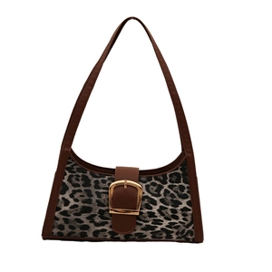 Sac sous le bras imprimé léopard avec bordure en cuir marron et boucle dorée chic
