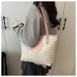 Sac fourre-tout en paille avec patch cœur rose et bandoulières en PU sur modèle
