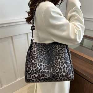 Fashionable leopard print tote bag with metal ring hardware and stylish shoulder strap