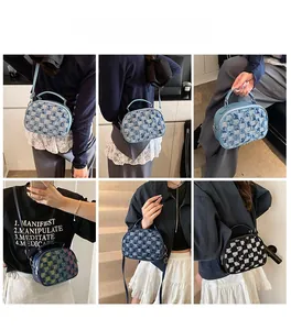 Detailansicht der Mini-Umhängetaschen aus Denim und Karomuster mit Doppelreißverschluss
