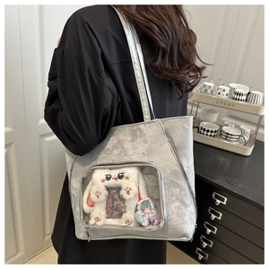 Détail du sac ita argenté montrant une fenêtre transparente avec badge Hatsune Miku