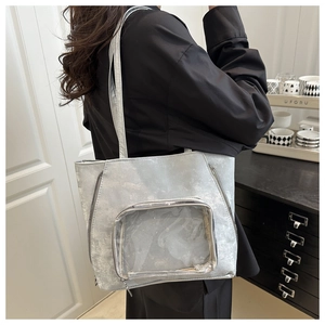 Détail du sac fourre-tout gris argenté doté d'une fenêtre d'affichage transparente