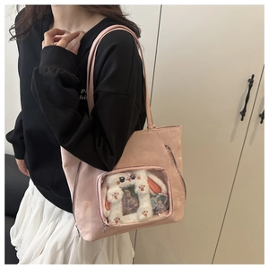 Vue latérale du sac ita rose avec fenêtre transparente, cadre lapin en peluche et badges