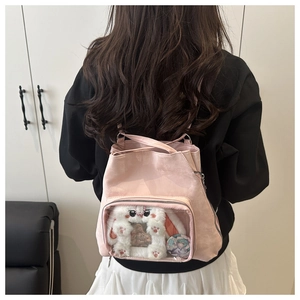 Détail du mini sac à dos itabag rose avec poche transparente et breloque lapin en peluche