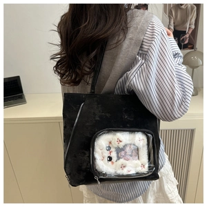 Détail du sac fourre-tout en velours noir avec fenêtre transparente et insert chat blanc