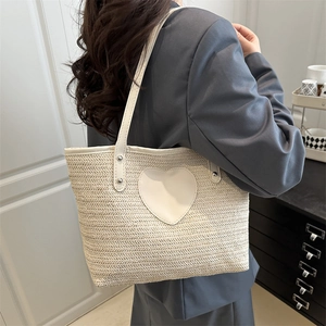 Sac fourre-tout en paille avec écusson cœur et bandoulières en PU blanc pour le printemps
