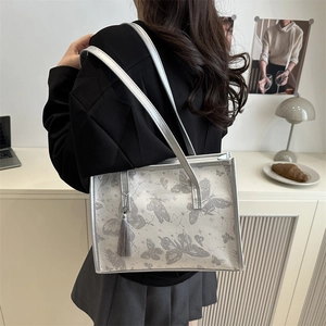 Grande borsa tote grigio argento con stampe a farfalla e ciondolo a nappa