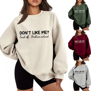 Λεπτομέρεια από oversized φούτερ με πεσμένους ώμους και στάμπα με σλόγκαν Don't Like Me