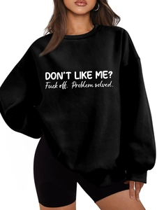Λεπτομέρεια λευκού τυπώματος σε μαύρο oversized βαμβακερό φούτερ με ριμπ λαιμόκοψη
