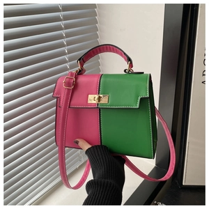 Détail du sac en cuir PU bicolore rose et vert avec fermoir pivotant doré chic