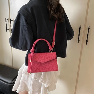 Borsa a tracolla fucsia con goffratura floreale e dettaglio del manico annodato retrò