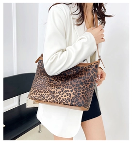 Détail du grand sac cabas vintage à motif léopard avec bordure en cuir marron