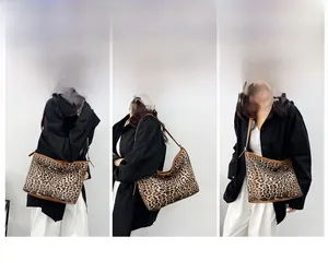 Vue en trois parties d'un grand sac cabas léopard avec bandoulières en cuir marron