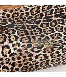 Dettaglio macro della trama con stampa leopardata sul tessuto della borsa tote