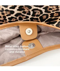 Dettaglio della fibbia magnetica argento sulla borsa leopardata con bordo in pelle