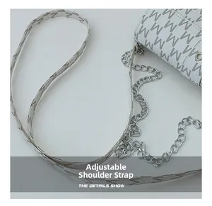 Dettagli della tracolla regolabile in pelle e catena argento della borsa monogramma bianca
