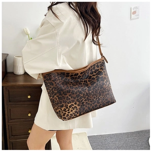 Dettaglio della borsa hobo leopardata indossata da una modella in blazer bianco