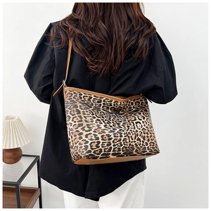 Vista posteriore dettagliata di una grande borsa tote leopardata con manici marroni