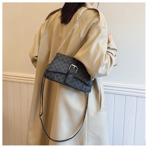 Dettaglio ravvicinato della borsa a spalla monogram grigio scuro con fibbia in metallo