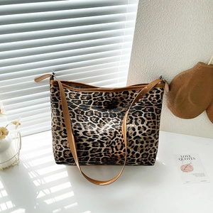 Sac Fourre-Tout en Cuir PU à Imprimé Léopard de Mode Sac à Bandoulière Grande Capacité Avec Détails Cousus pour Femme Décontractée