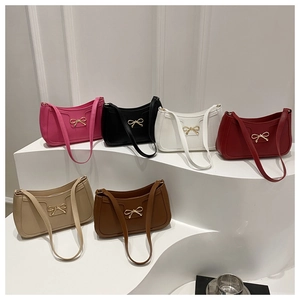 Collection de sacs portés épaule en simili cuir avec nœuds dorés déclinée en six couleurs