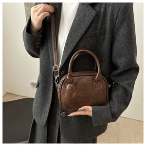 Detail der dunkelbraunen Retro-Handtasche mit Lucky OHIO Prägung und Silberbeschlägen